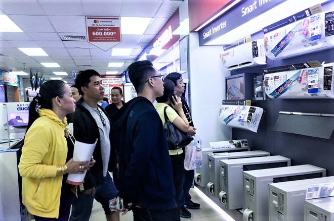 Nang nong, sieu thi dien may ngap don hang lap may lanh hinh anh