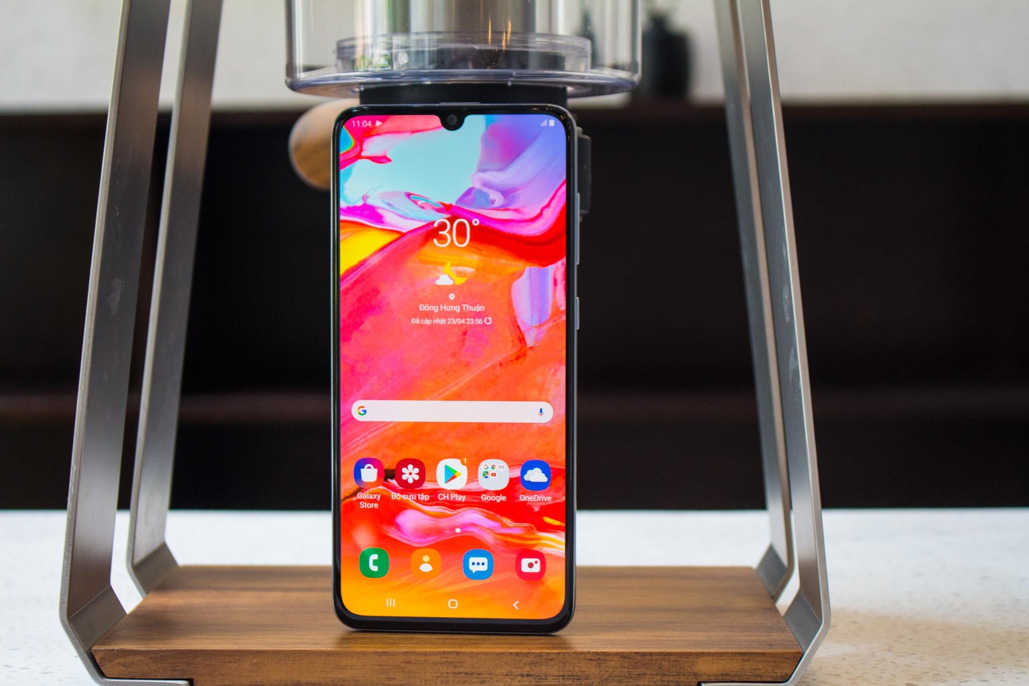 Chi tiet Galaxy A70 - man hinh gan bang tablet, gia 9,3 trieu hinh anh