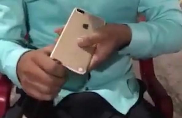 Dung iPhone 7 Plus khui bia, thanh nien co dien thoai moi hinh anh