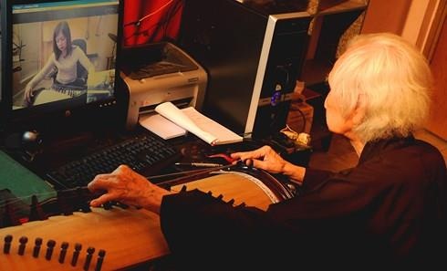 Ong lao 101 tuoi day nhac dan toc qua Internet hinh anh