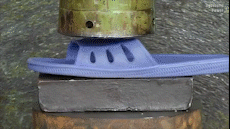 Cho dep nhua vao may ep thuy luc 500 tan, dieu gi xay ra? hinh anh