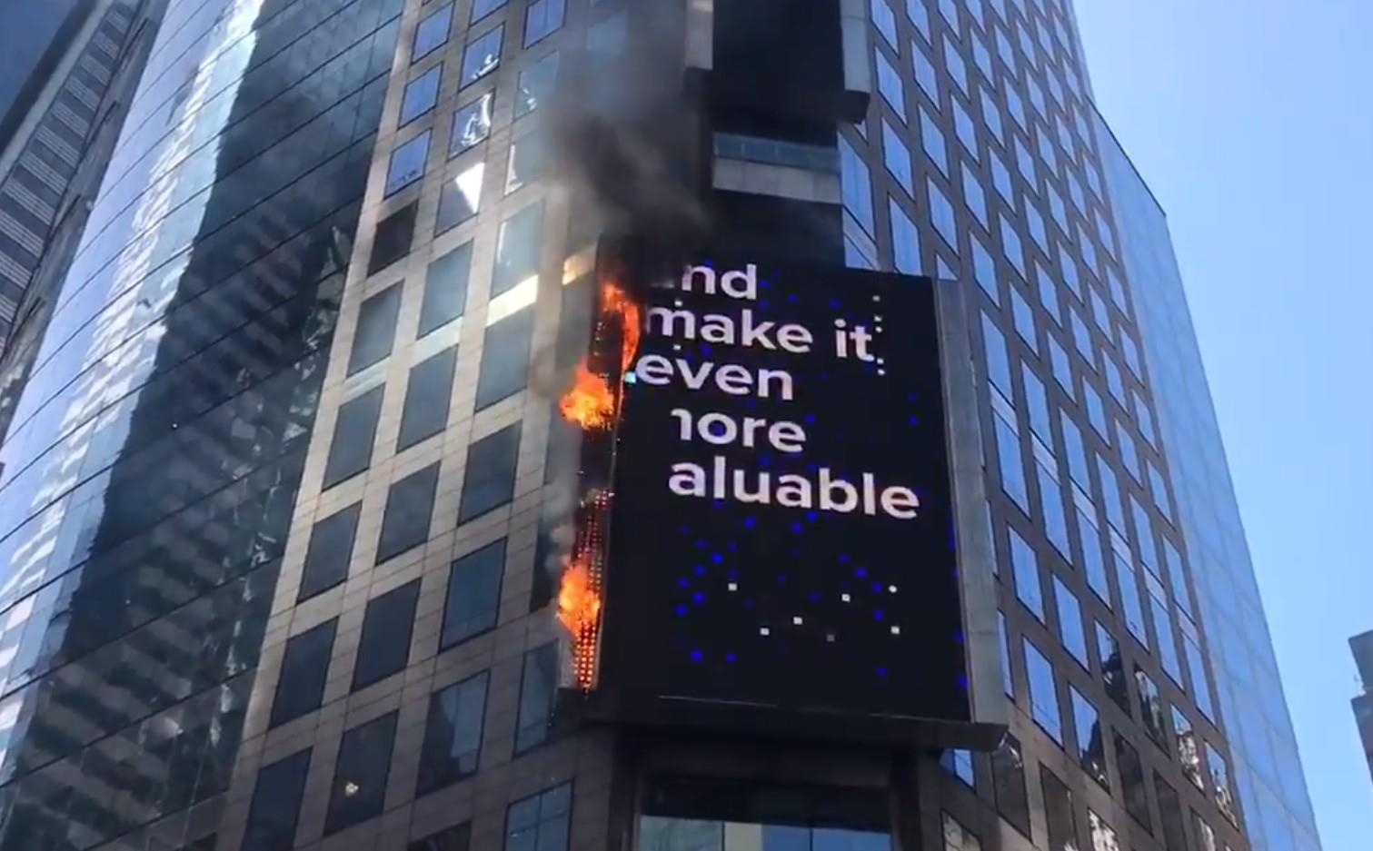 Bien quang cao dien tu phat no, boc chay tai trung tam New York hinh anh