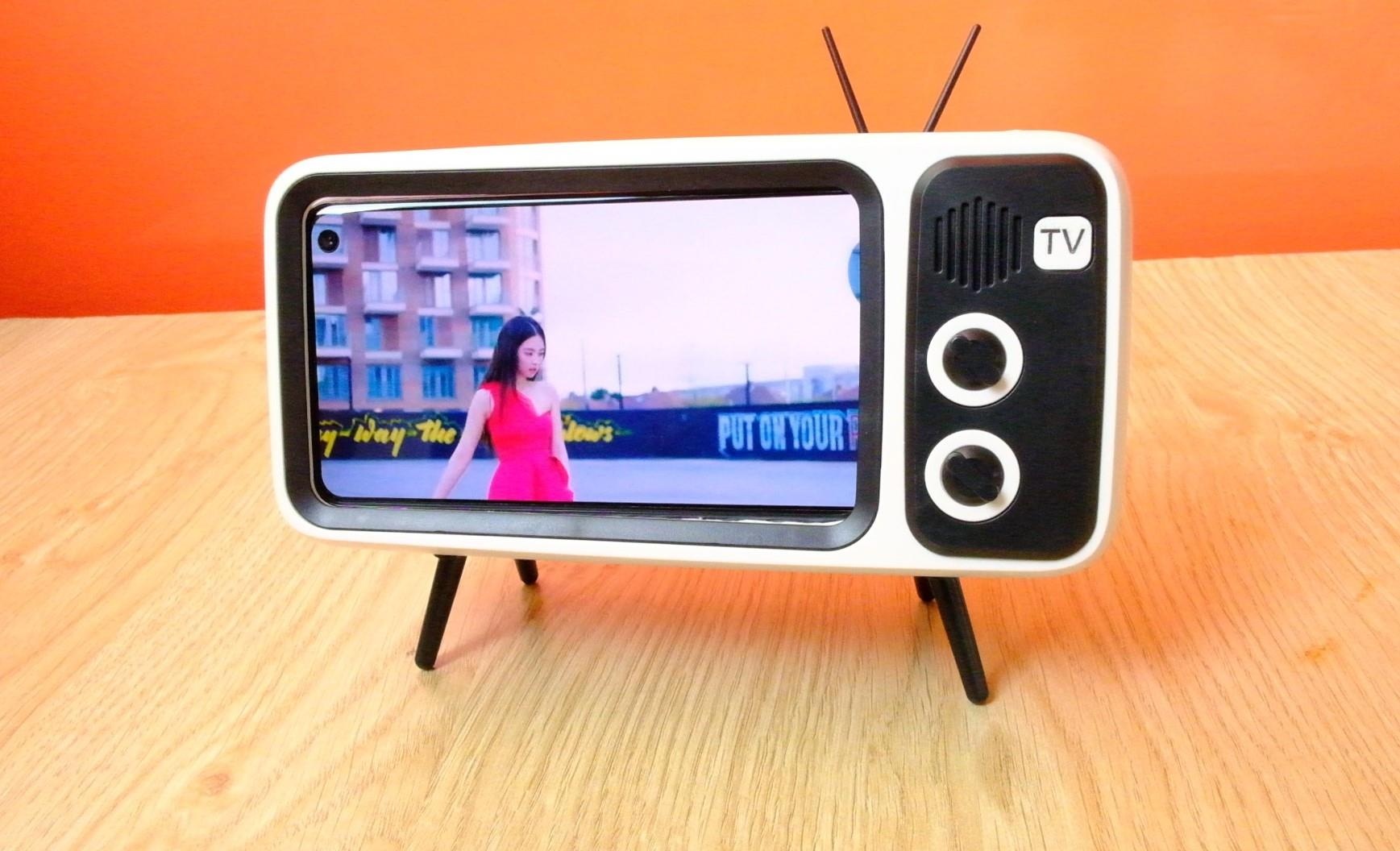 Bien dien thoai thanh TV 'retro' phat nhac voi gia 189.000 dong hinh anh