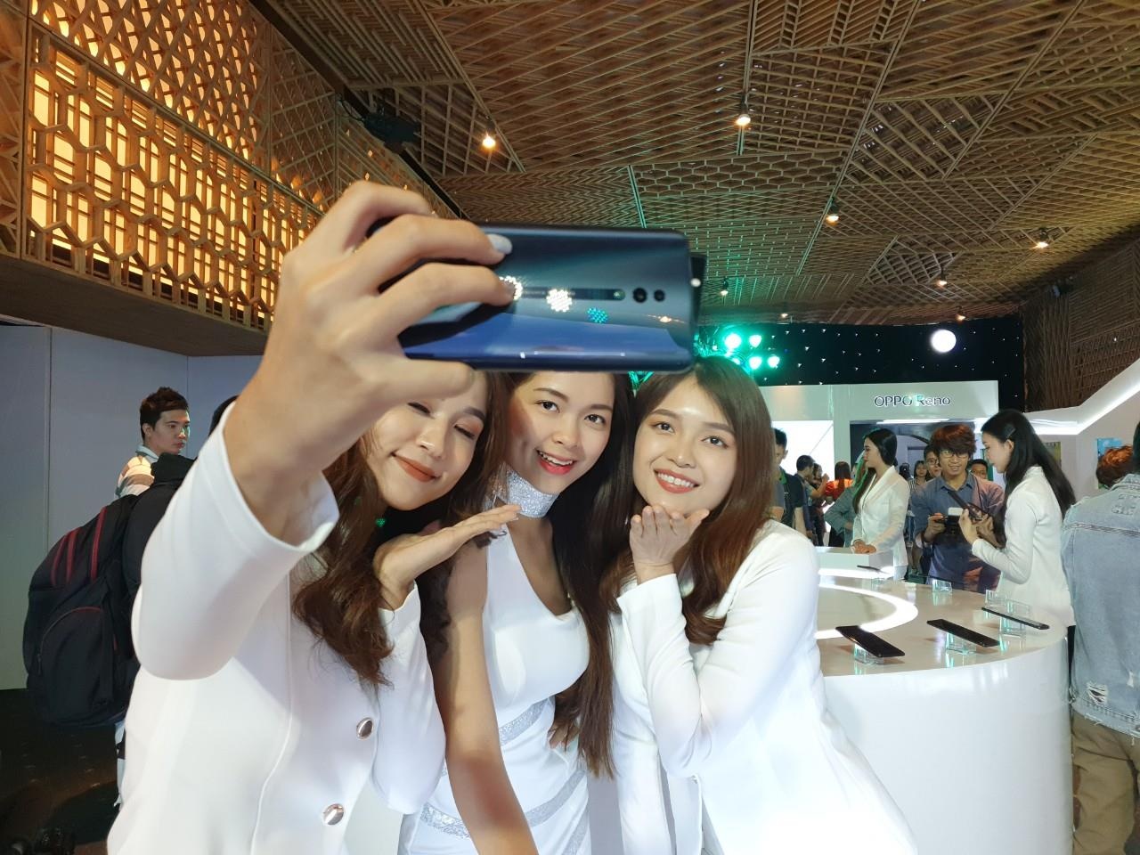 'Camera truot vay ca map tren Oppo Reno rat an tuong' hinh anh