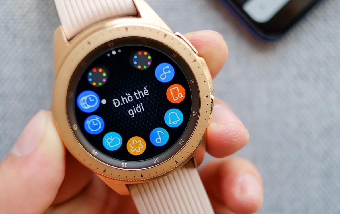 Samsung don hang ton, Galaxy Watch giam gia gan 3,5 trieu dong hinh anh