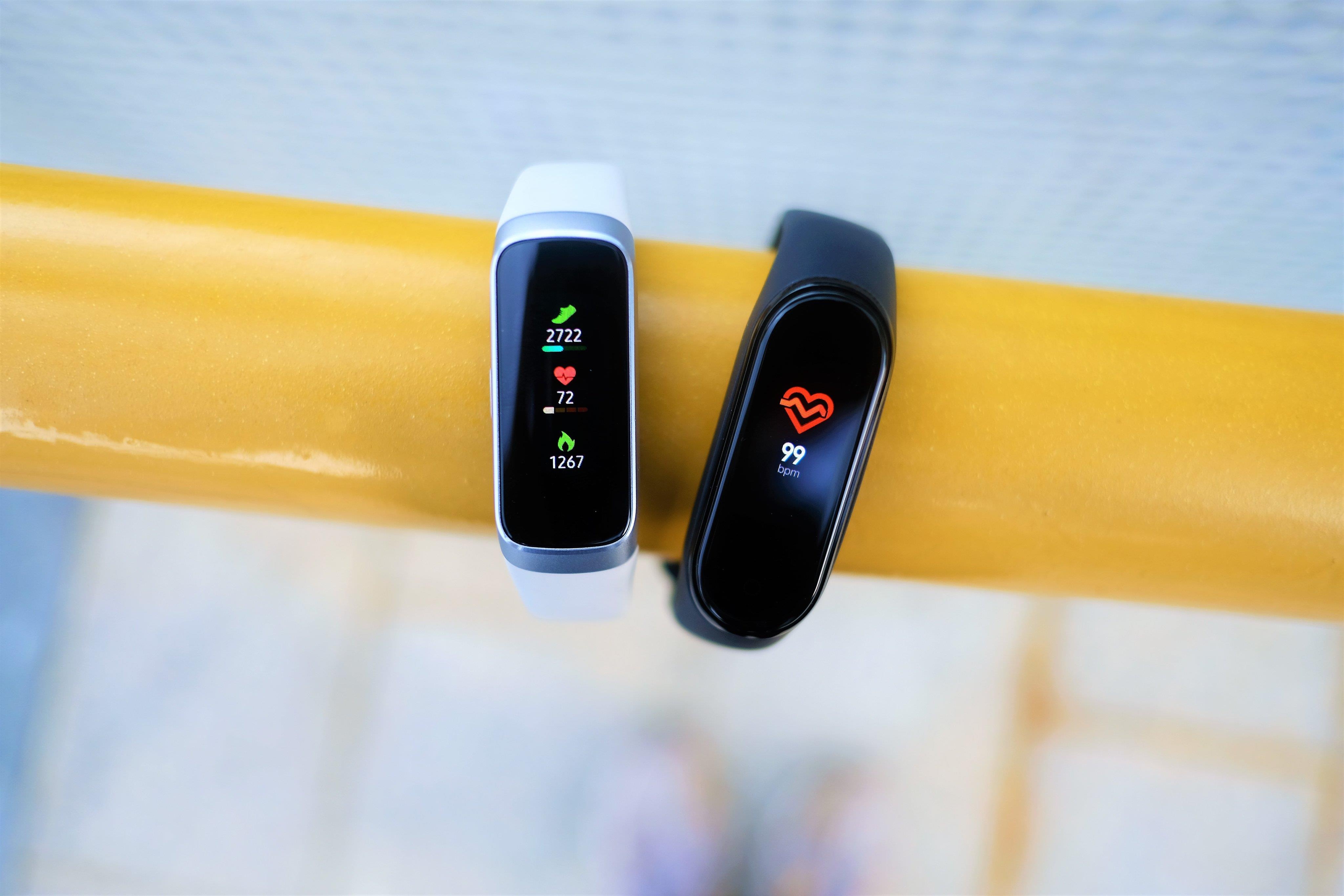 Mi Band 4 gia 850.000 dong do suc Galaxy Fit gia 2 trieu, ai hon? hinh anh