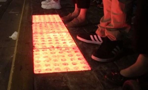 TQ gan den duoi mat duong phuc vu 'zombie' nghien dien thoai hinh anh