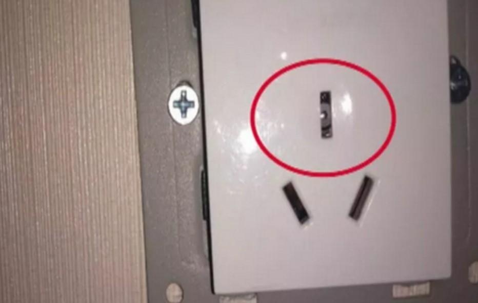 Bi bat vi dat camera quay len trong o dien khach san hinh anh