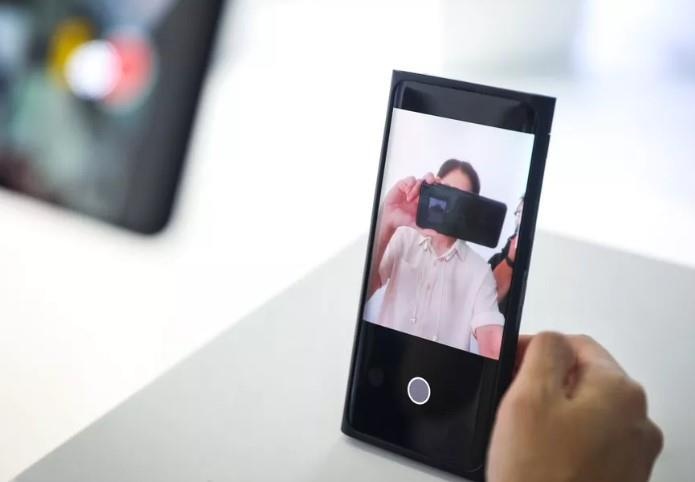 Oppo ra smartphone co camera an duoi man hinh dau tien hinh anh