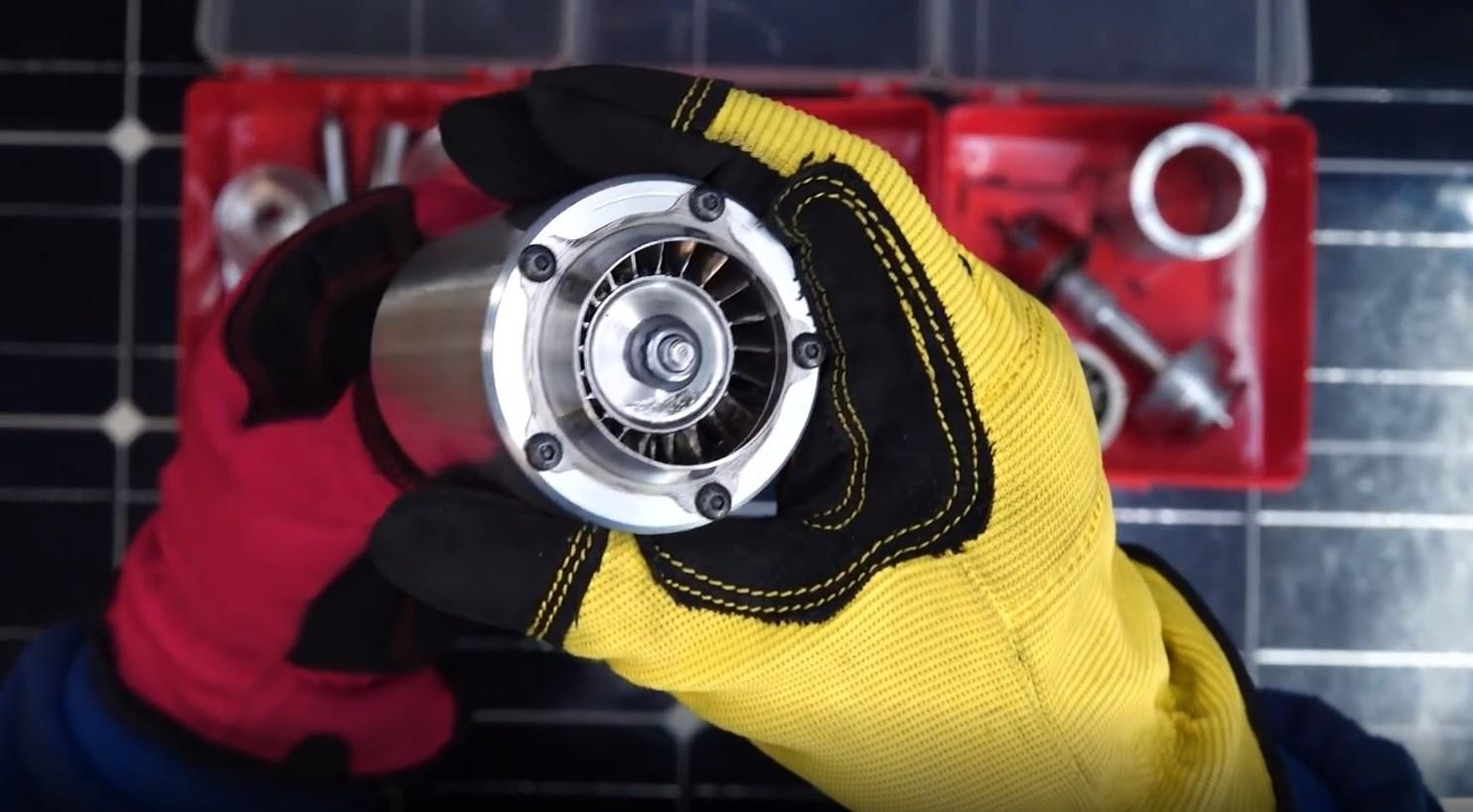 Che tao dong co turbo sieu nho nam gon trong long ban tay hinh anh