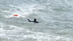 Phao cuu sinh co the tu boi den vi tri nguoi gap nan hinh anh