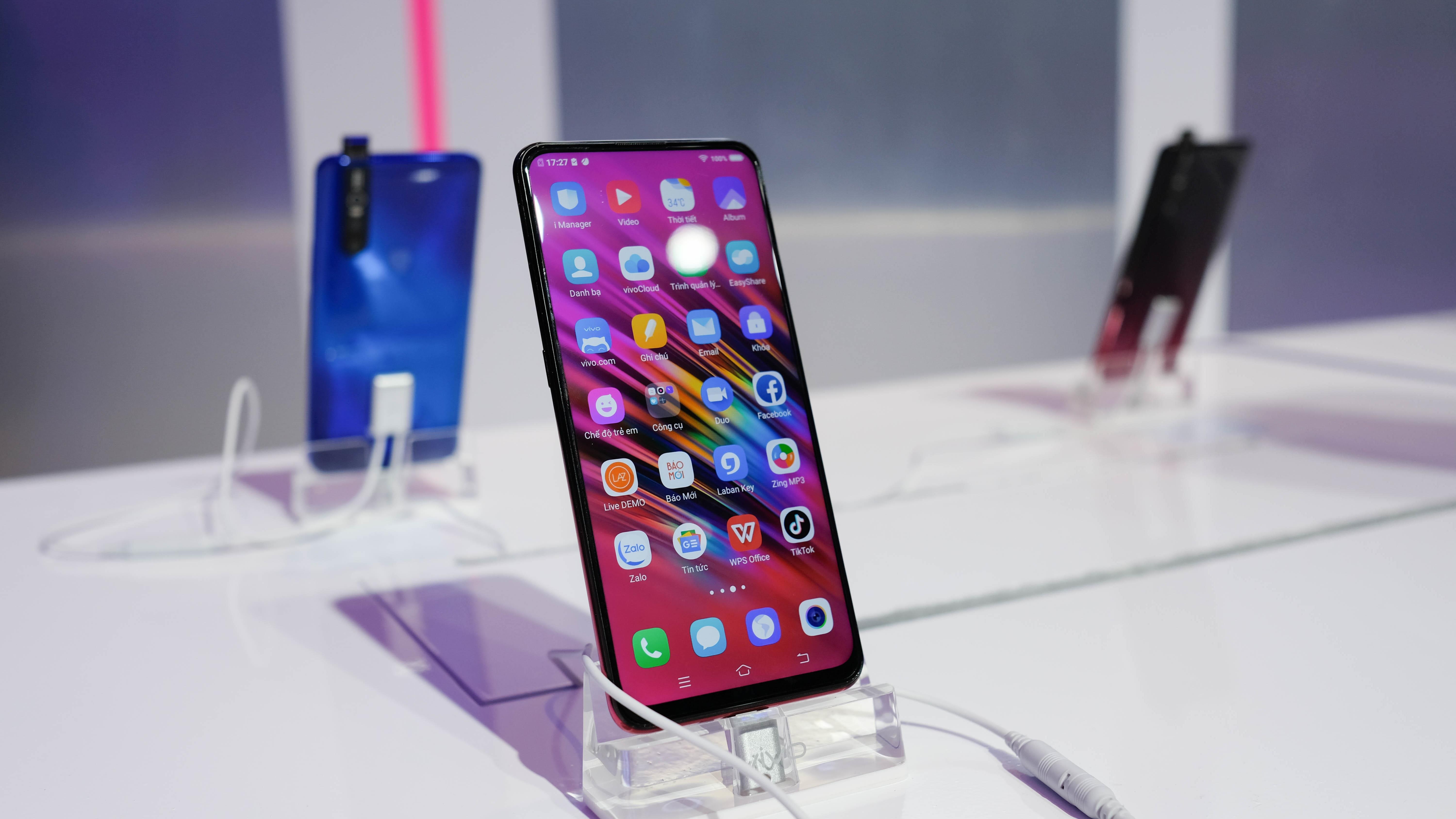 Loat smartphone duoi 10 trieu, pin khoe dang chu y hinh anh