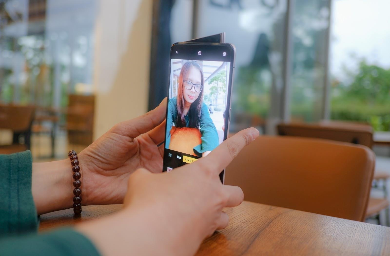 loat smartphone co man hinh tran vien anh 3