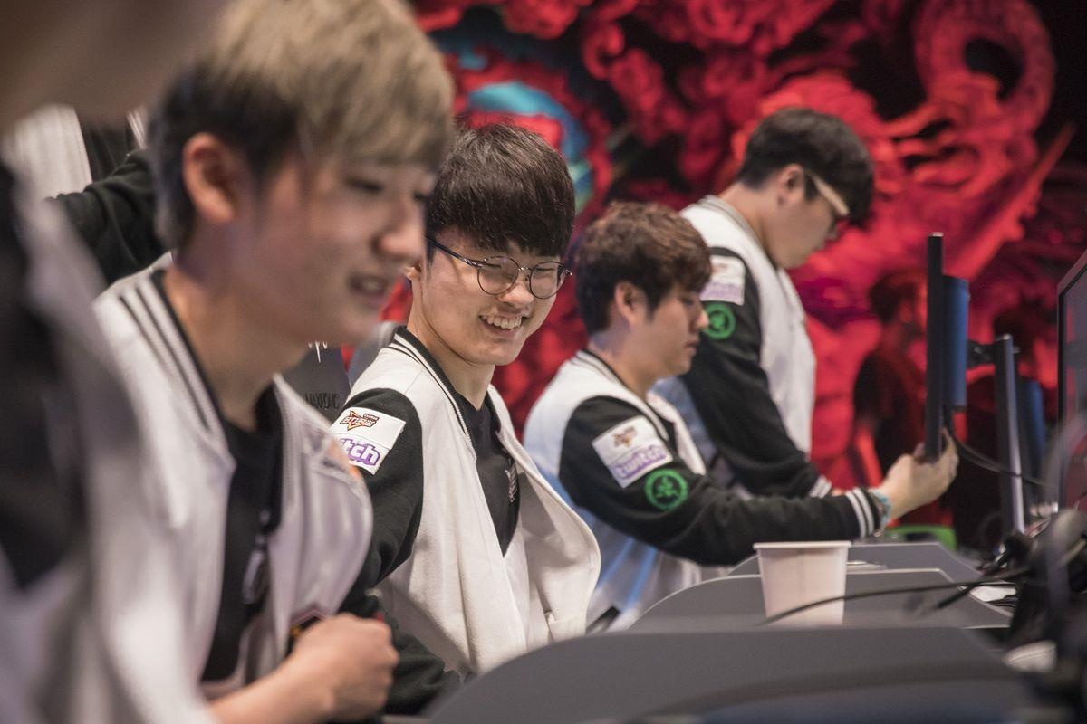 Nhin lai pha giao tranh dep nhu mo cua SKT tai CKTG 2017 hinh anh