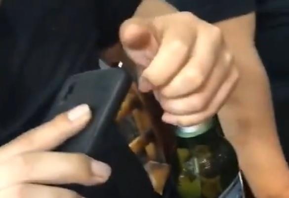 Khui bia bang dien thoai, thanh nien tra gia dat hinh anh