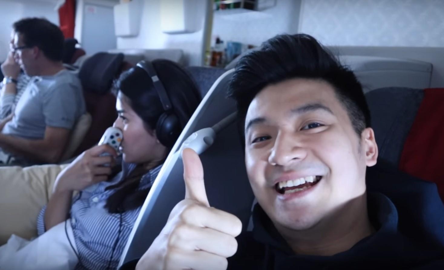 YouTuber doi mat an tu vi dang anh thuc don viet tay tren may bay hinh anh