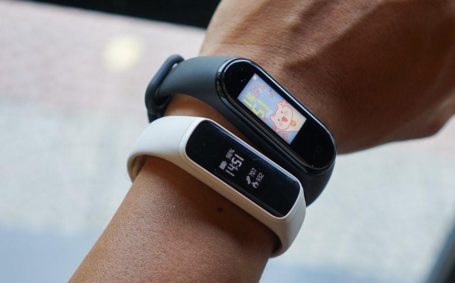 Toi co 1 trieu dong, nen mua Mi Band 4 hay Galaxy Fit? hinh anh