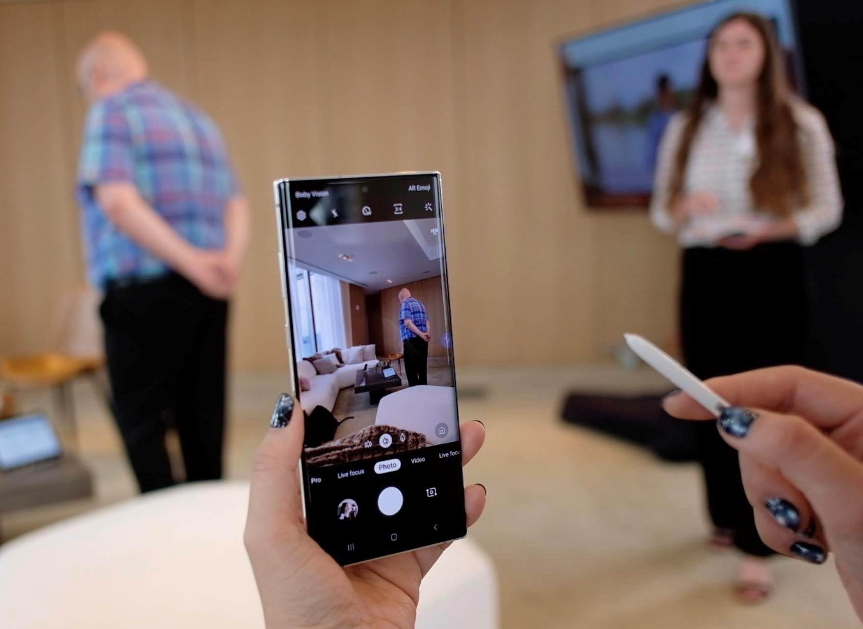 Co nen mua Galaxy Note10 anh 2