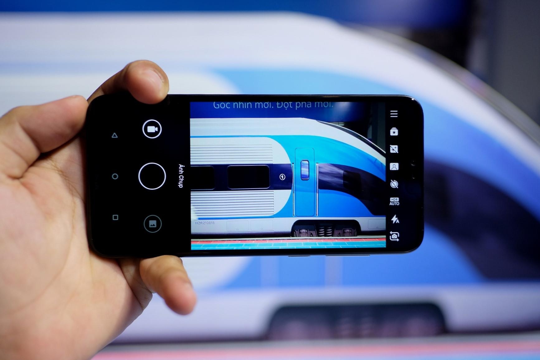 loat smartphone giam gia thang 8 anh 3