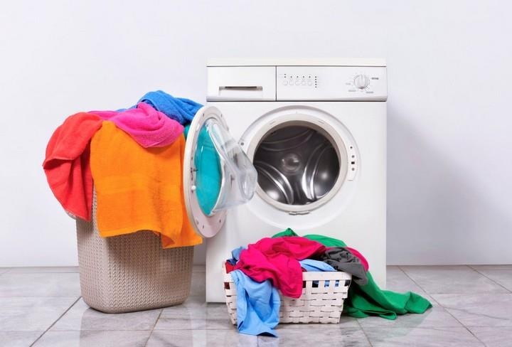 Tai sao ban nen de cua may giat long ngang luon mo? hinh anh