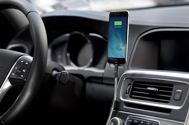 Sac pin dien thoai, laptop tren oto co the gay chay no hinh anh