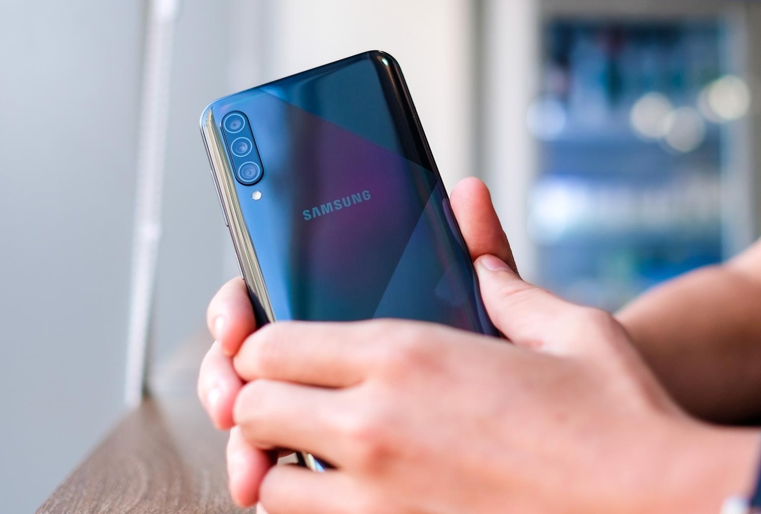 Galaxy A50s - man lon, camera 48 MP, mat lung la, gia 7,8 trieu hinh anh