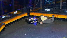 Robot nhan nguu dot chay doi thu o giai BattleBots hinh anh