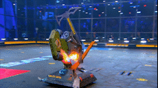 Robot tieu phu bi doi thu nuong tren lua, keo le khap san hinh anh