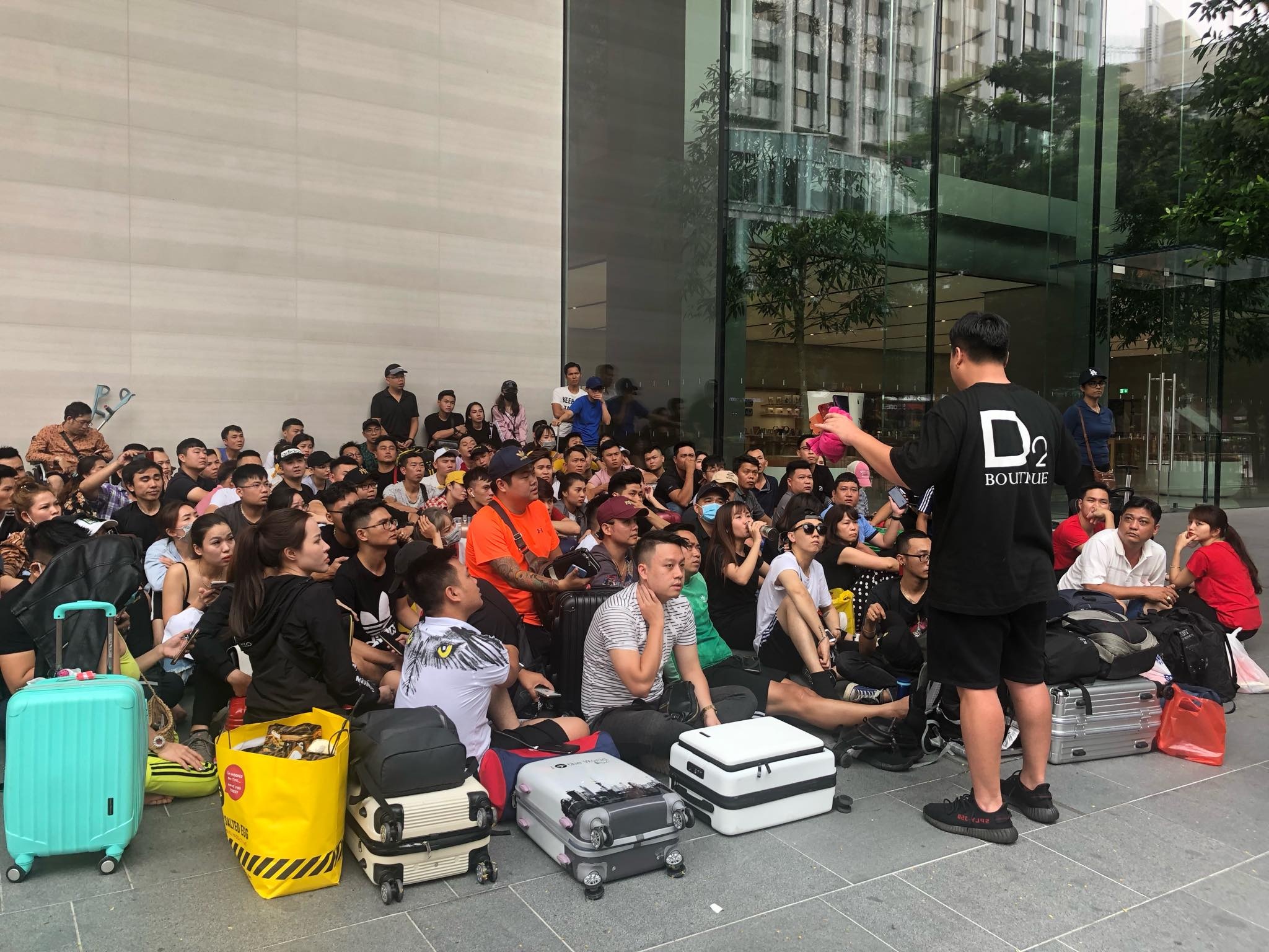 Nguoi Viet Nam xep hang mua iPhone 11 Pro anh 4