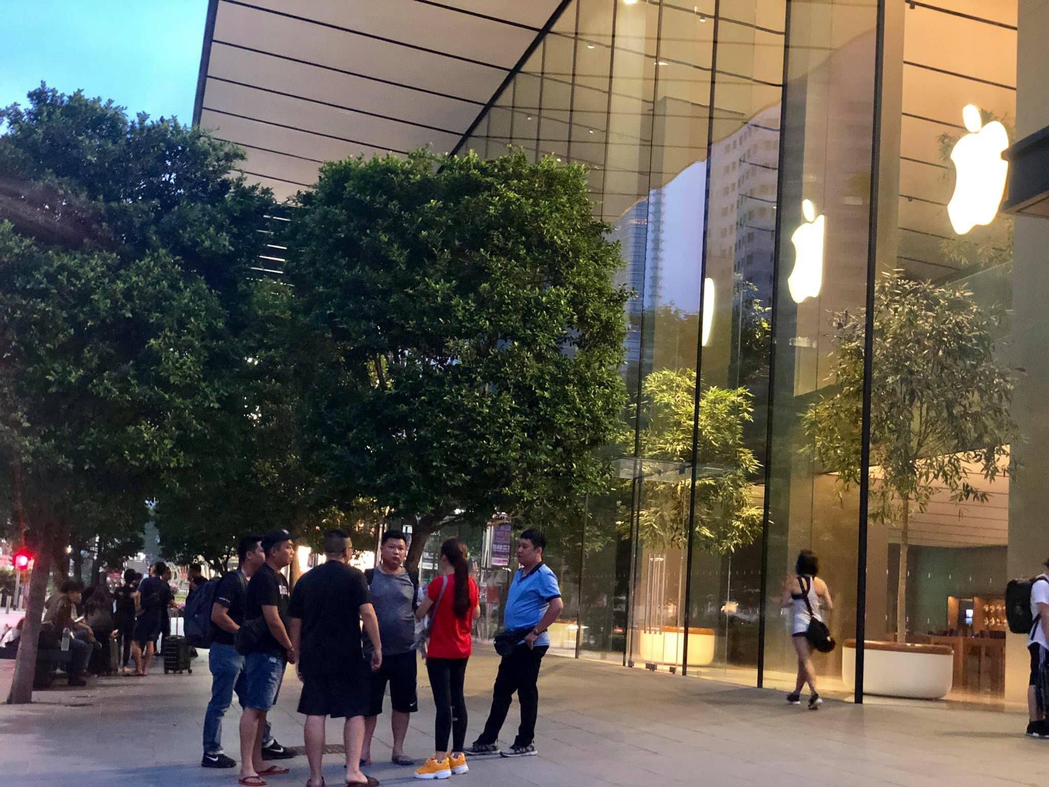 Nguoi Viet Nam xep hang mua iPhone 11 Pro anh 1