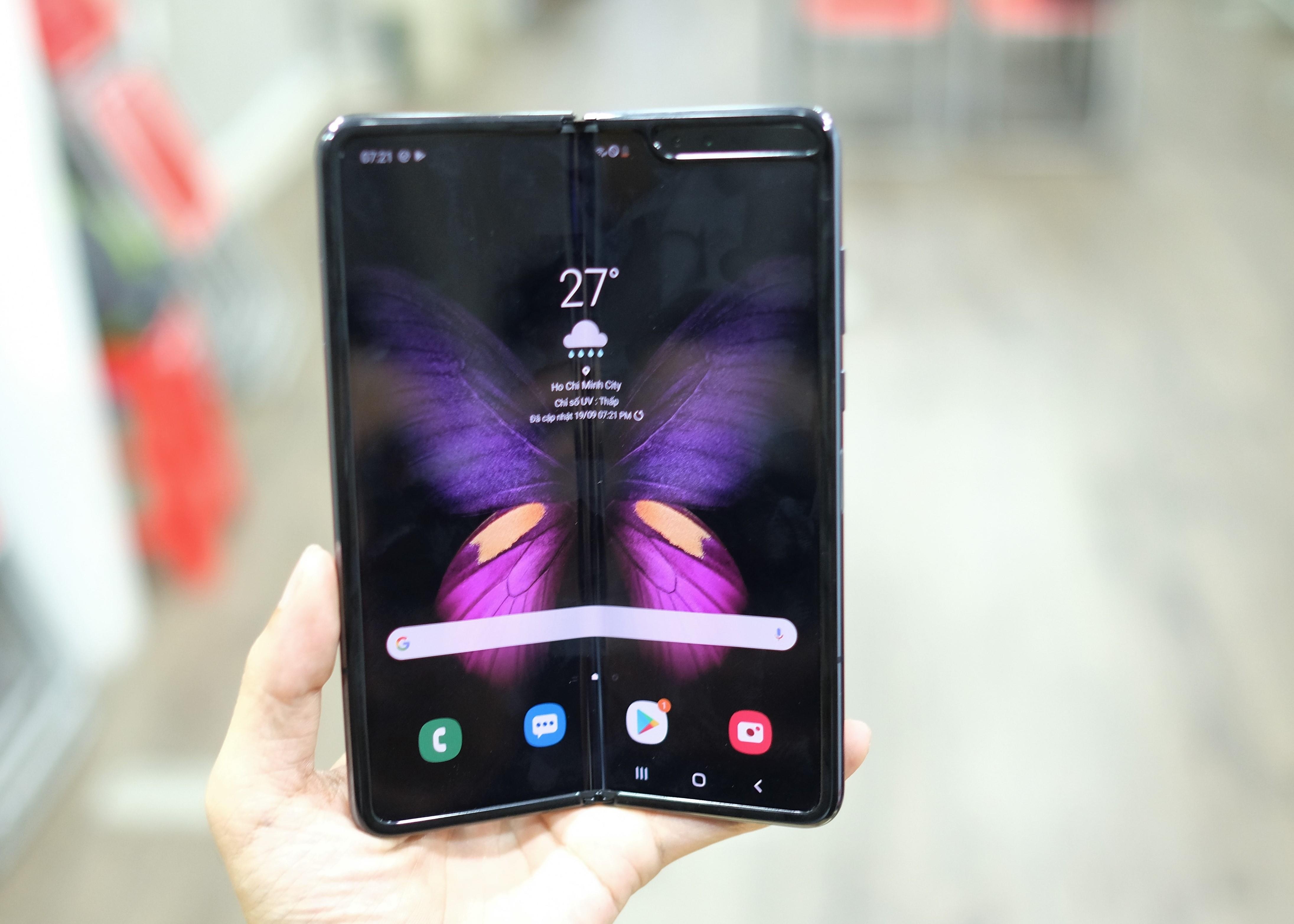 Galaxy Fold ve VN, bi het gia 99 trieu dong hinh anh