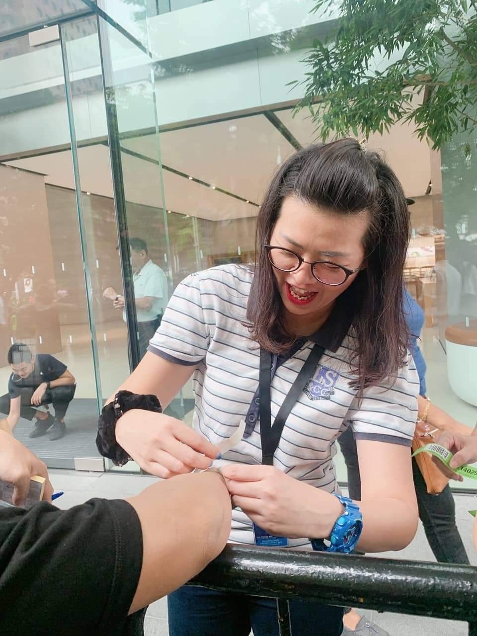 Nguoi Viet Nam xep hang mua iPhone 11 Pro anh 9