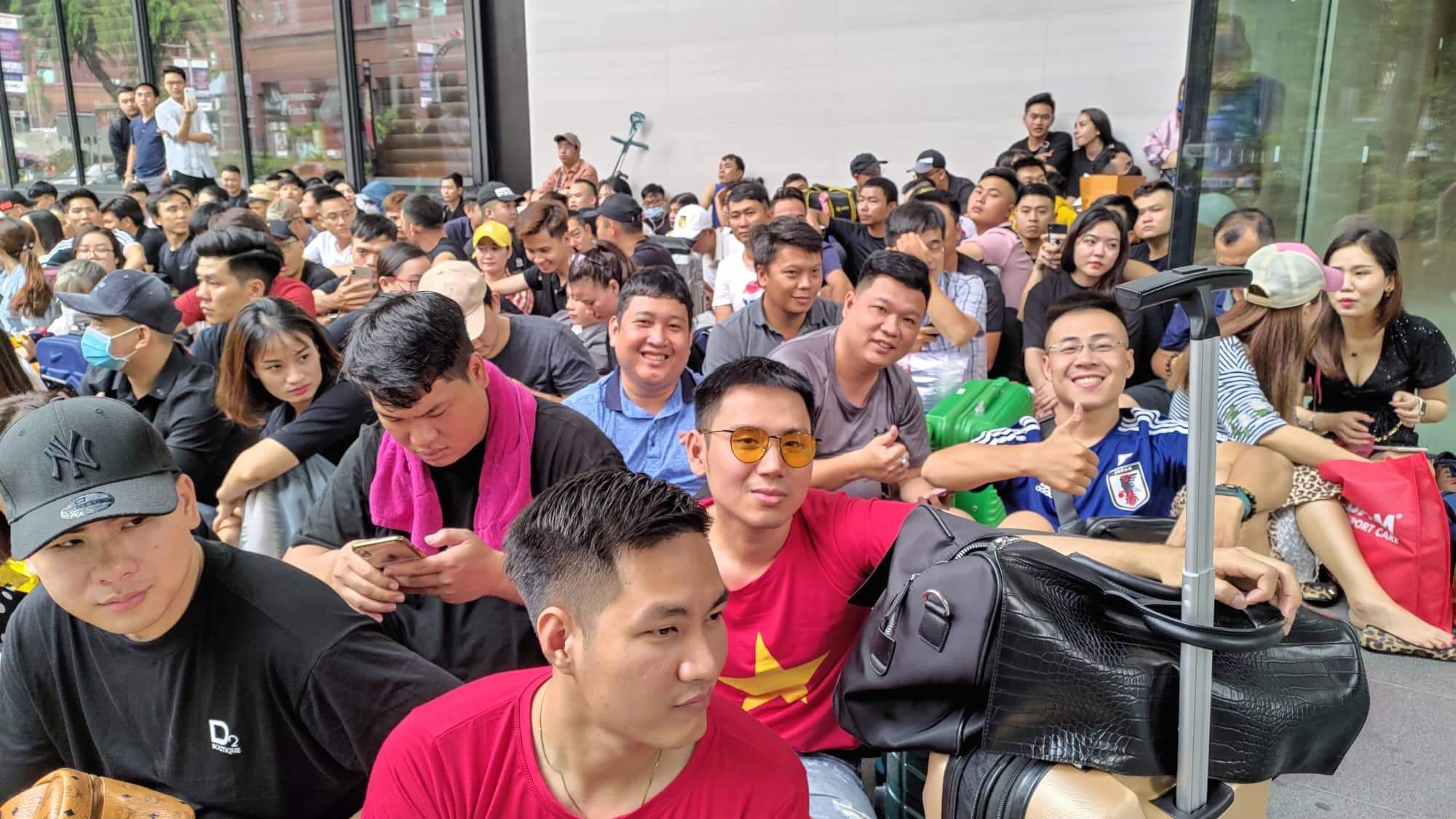 Nguoi Viet Nam xep hang mua iPhone 11 Pro anh 2