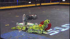 Robot ca sau bi cua doi trong tran dau 3 ben hinh anh