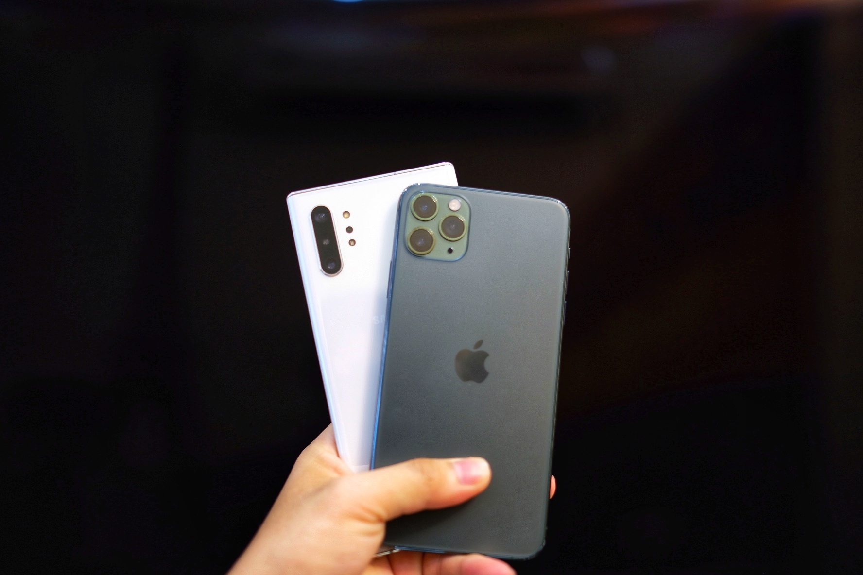iPhone 11 Pro Max do dang voi Galaxy Note10+ anh 1