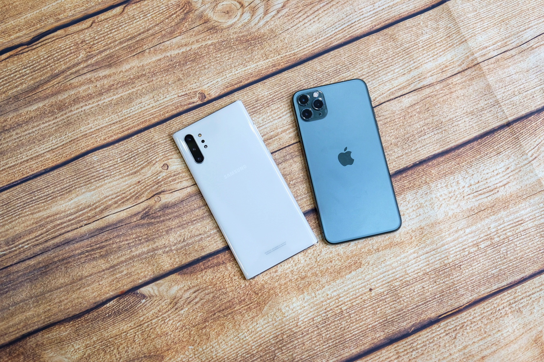 iPhone 11 Pro Max do dang voi Galaxy Note10+ anh 2