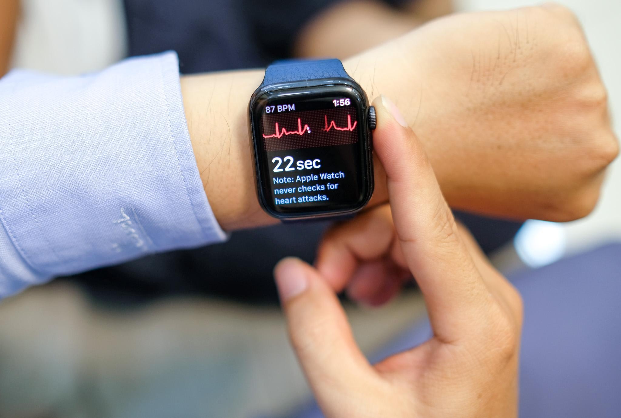 Danh gia nhanh Apple Watch Series 5 - man hinh luon sang, pin tot hon hinh anh