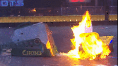 Robot ca bi thieu dot tren san khau hinh anh