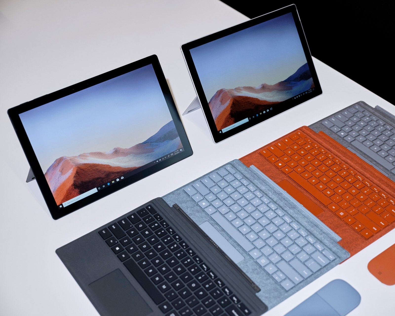 Chi tiet Surface Pro X, tablet lai laptop gia 999 USD, de doa iPad Pro hinh anh