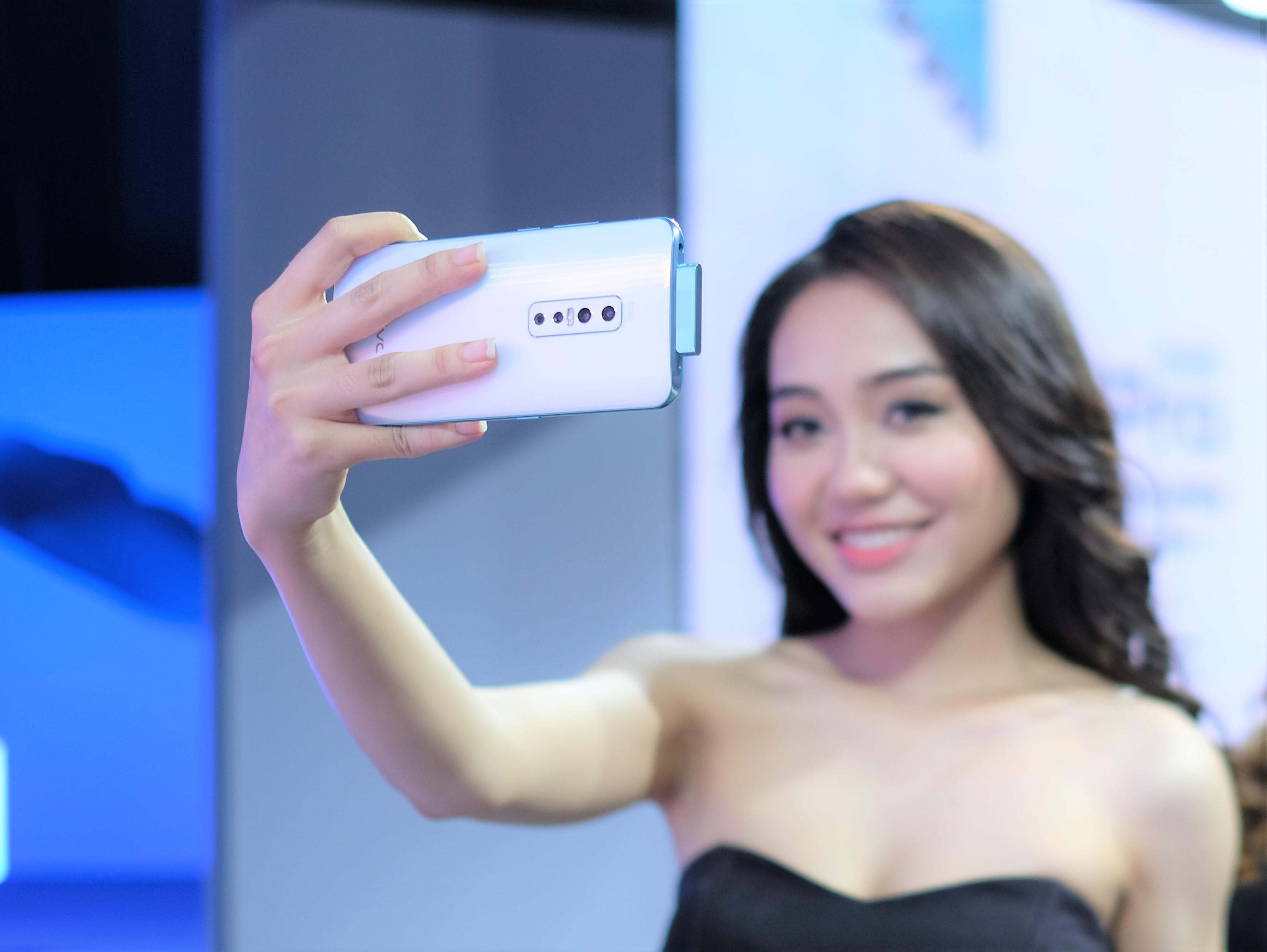 Danh gia nhanh Vivo V17 Pro - smartphone dau tien co camera kep truot hinh anh