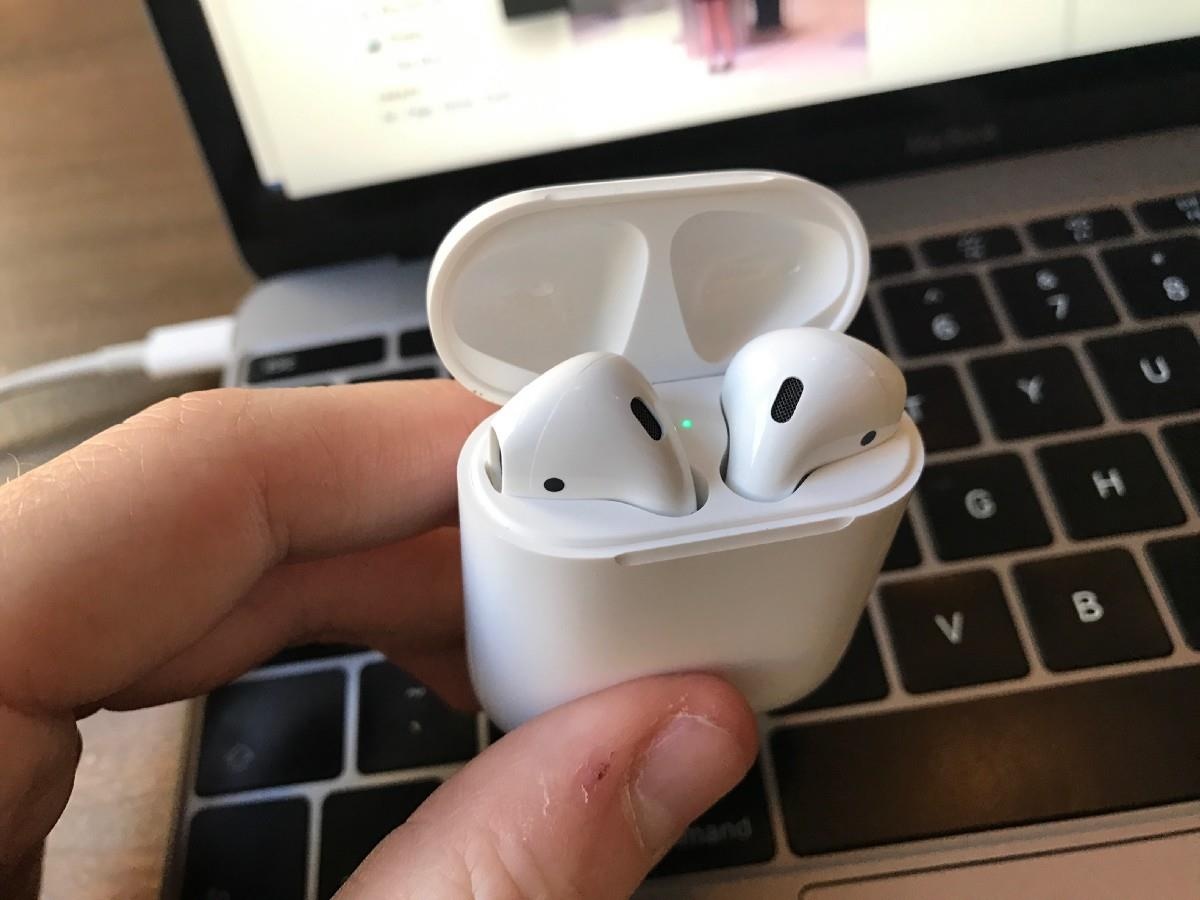 AirPods 3, MacBook Pro 16 inch co the ra mat thang nay hinh anh