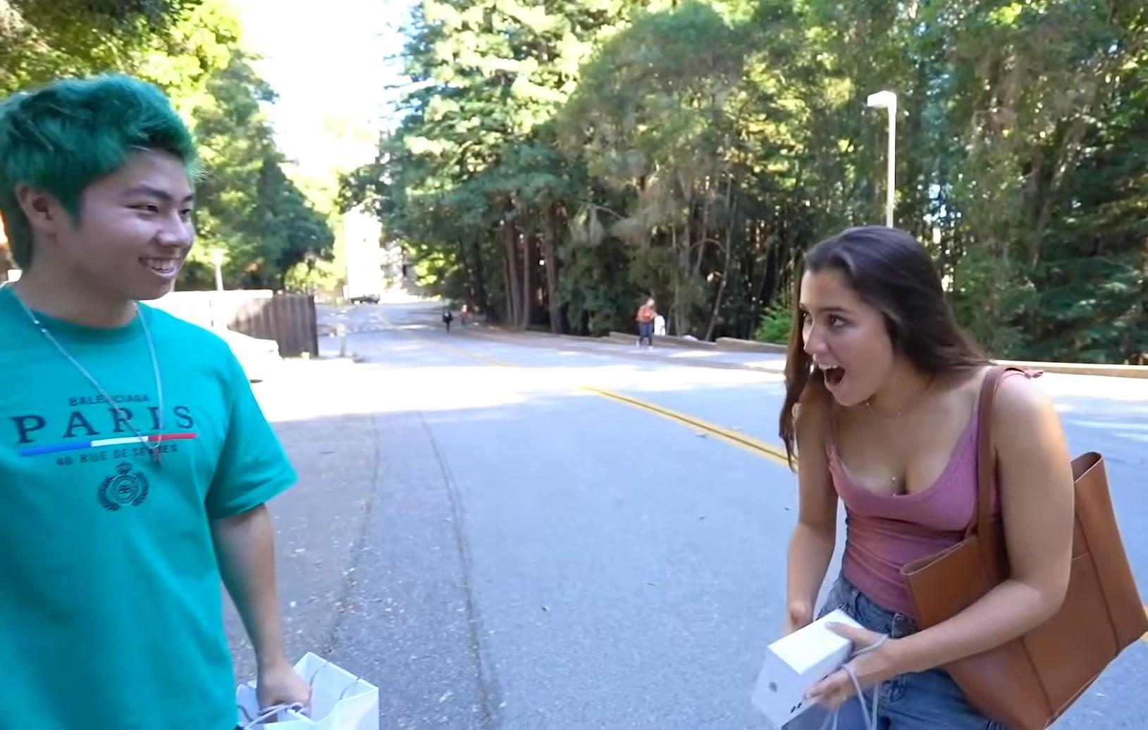 Chang trai ve lai mat lung iPhone 11, tang cho 11 nguoi la hinh anh