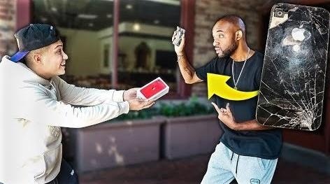 Thanh nien dap dien thoai nguoi la va den bang iPhone 11 hinh anh