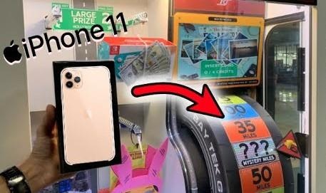 Thanh nien thang may game, nhan iPhone 11 Pro Max hinh anh