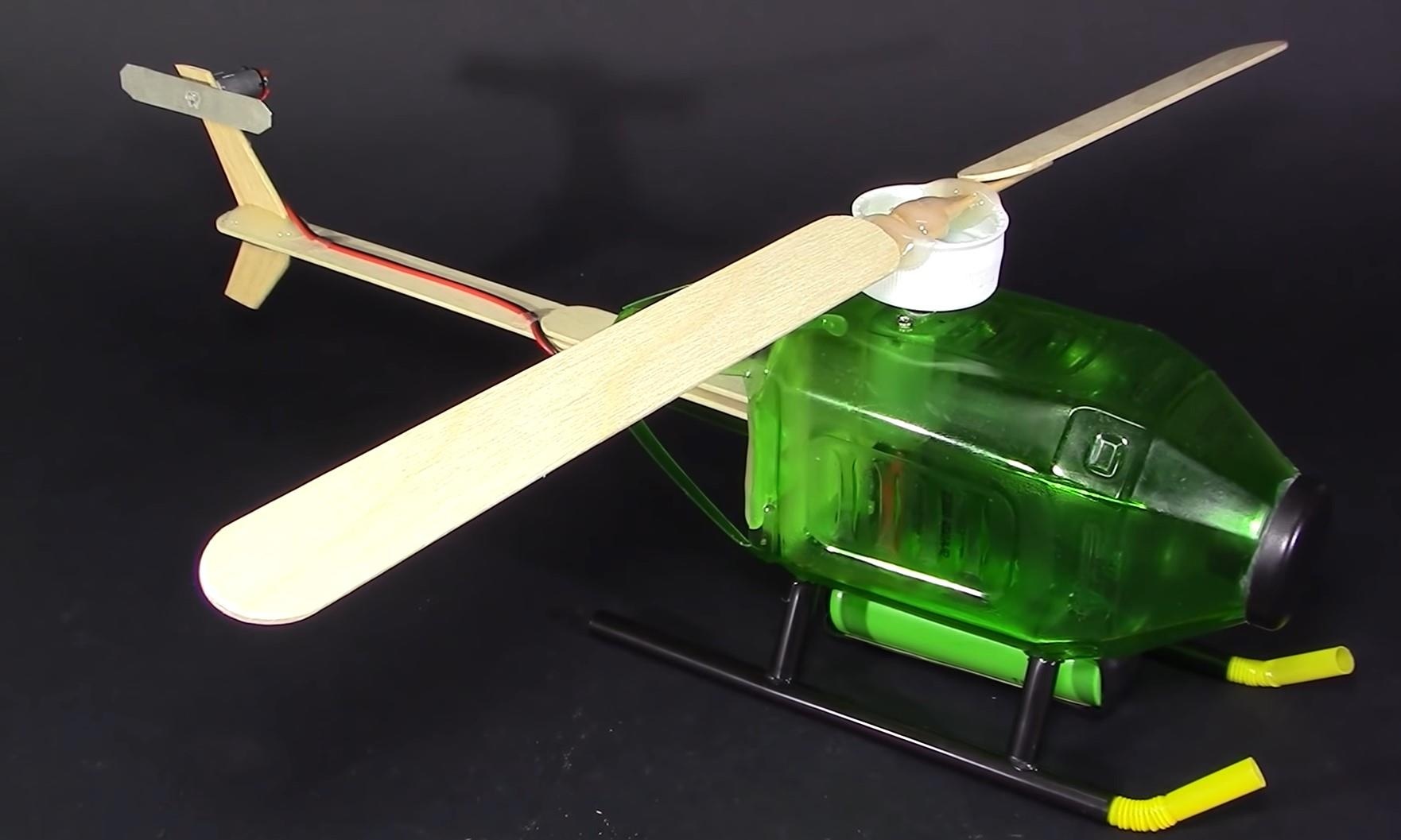 Che tao may bay truc thang tu vo chai nhua hinh anh