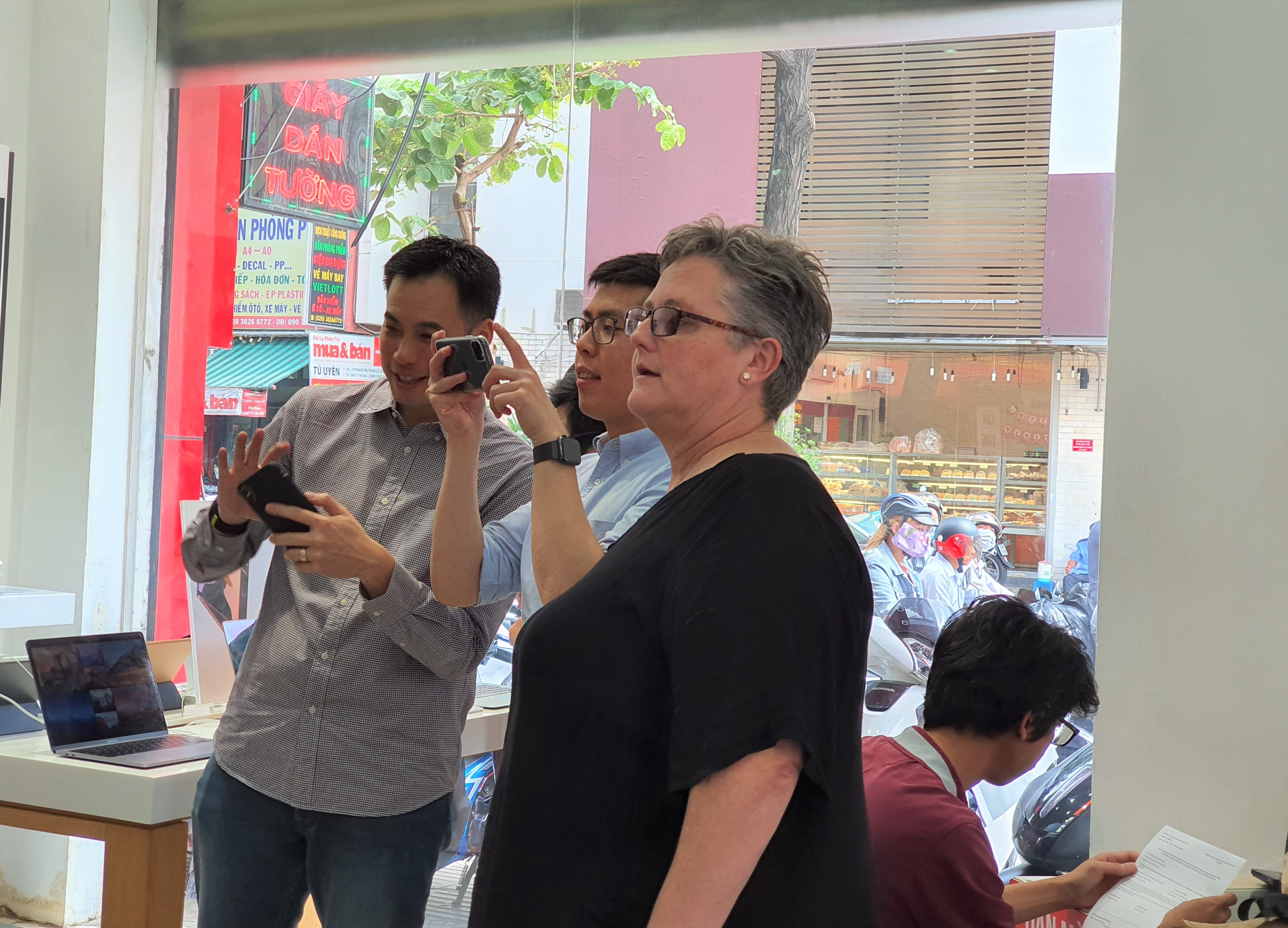 Quan ly Apple xuat hien tai Viet Nam anh 2