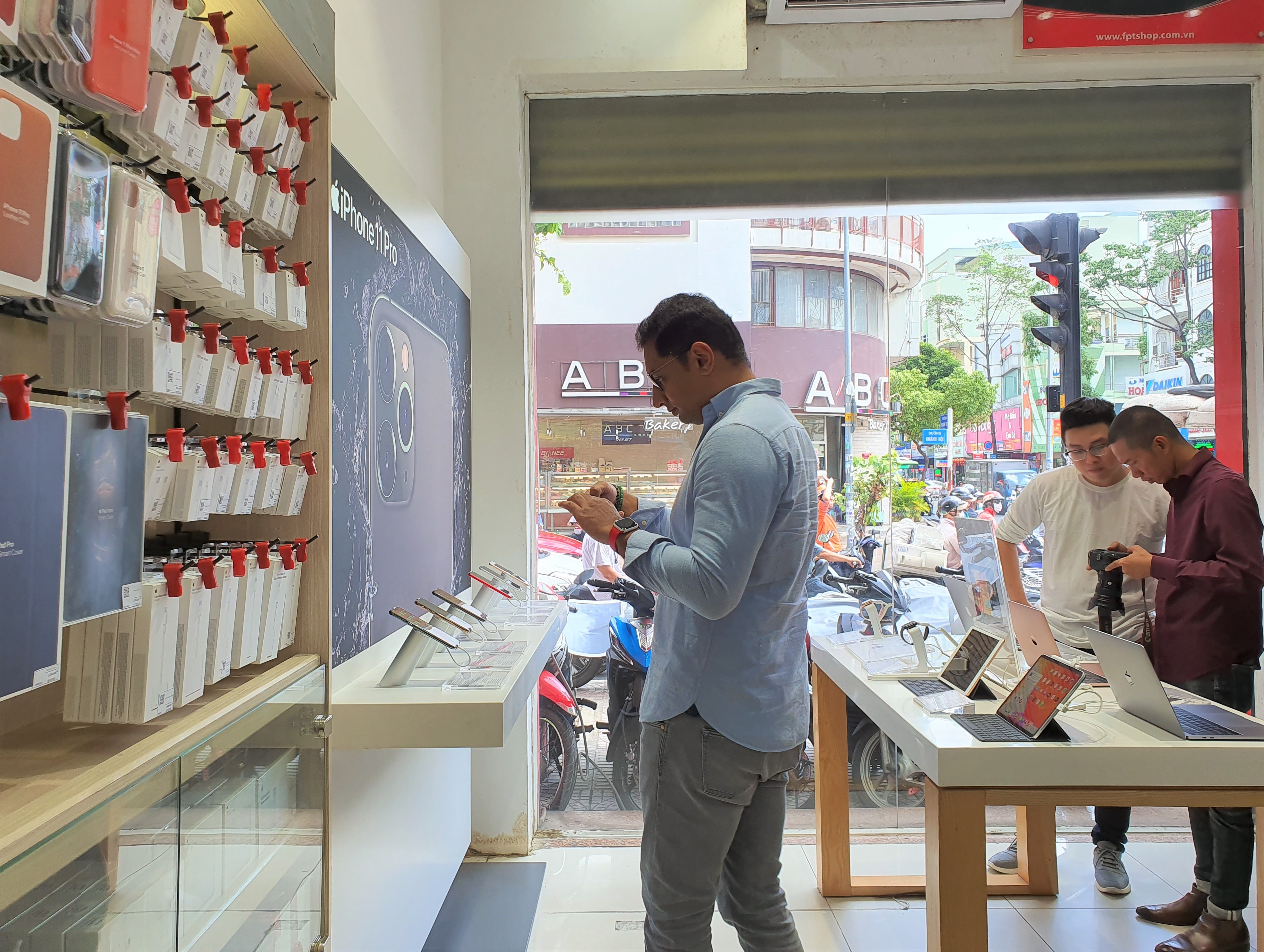 Quan ly Apple xuat hien tai Viet Nam anh 1