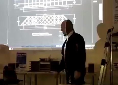 Giao vien bi dinh chi vi deo mat na den, doc rap ve AI trong lop hoc hinh anh