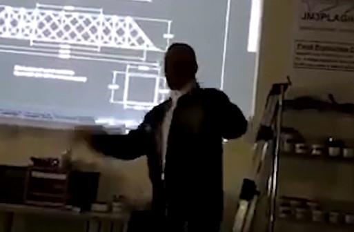 Giao vien doc rap ve AI trong lop hoc hinh anh