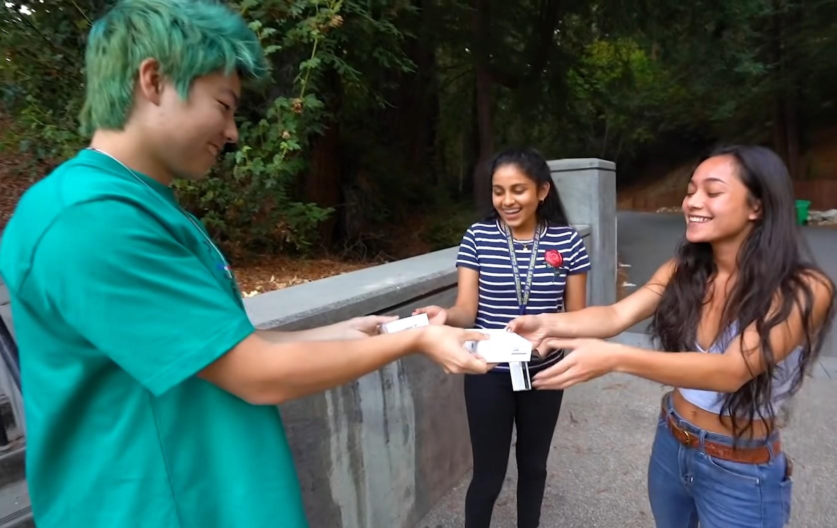 Thanh nien tang 30 chiec AirPods cho nguoi la hinh anh